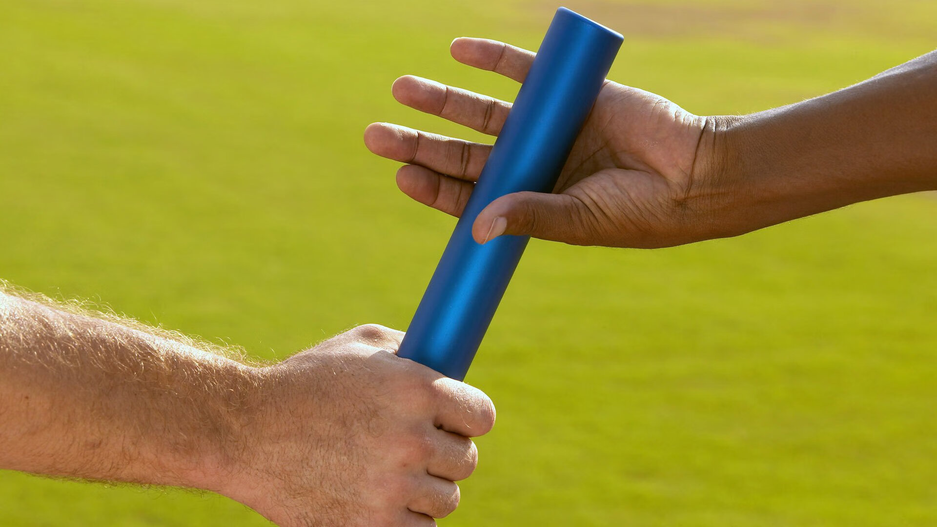 中国队中场卡瓦尼在巴黎奥运会上展现出强大的进攻组织能力，卡瓦尼进球庆祝动作